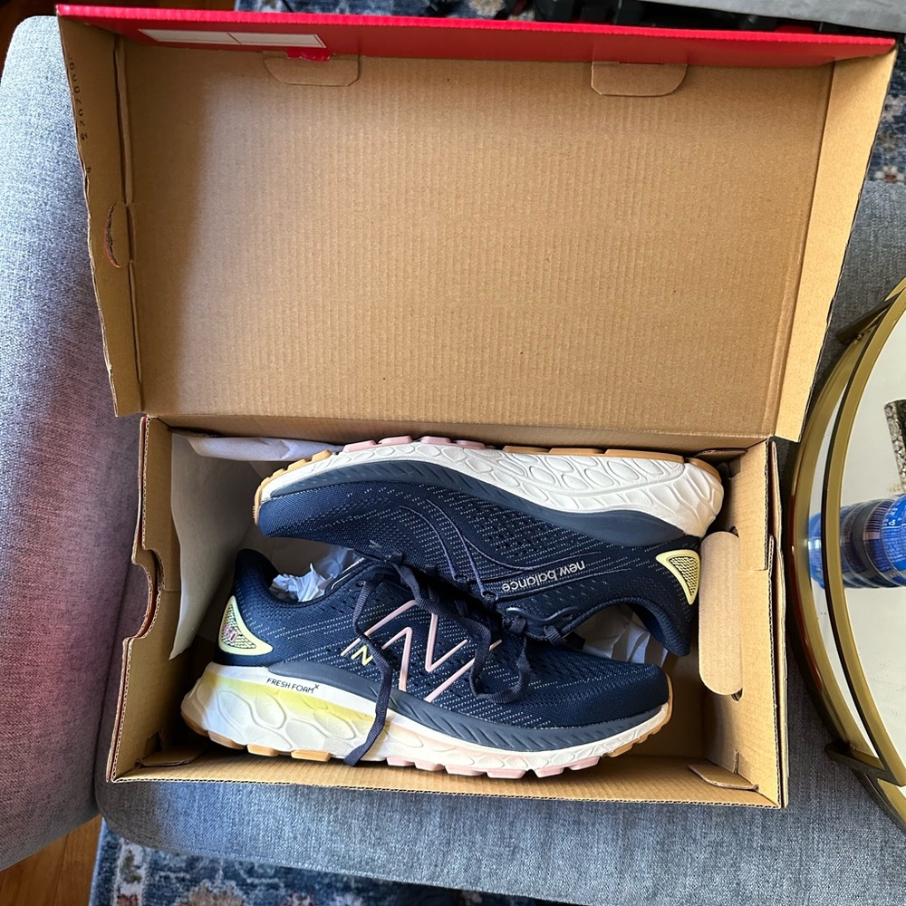 Brand new women’s new balance 860s size 8